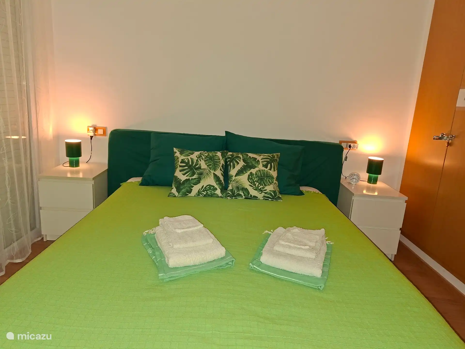 Hauptschlafzimmer mit Bad
Neue Matratzen und Kissen
160 cm x 200 cm