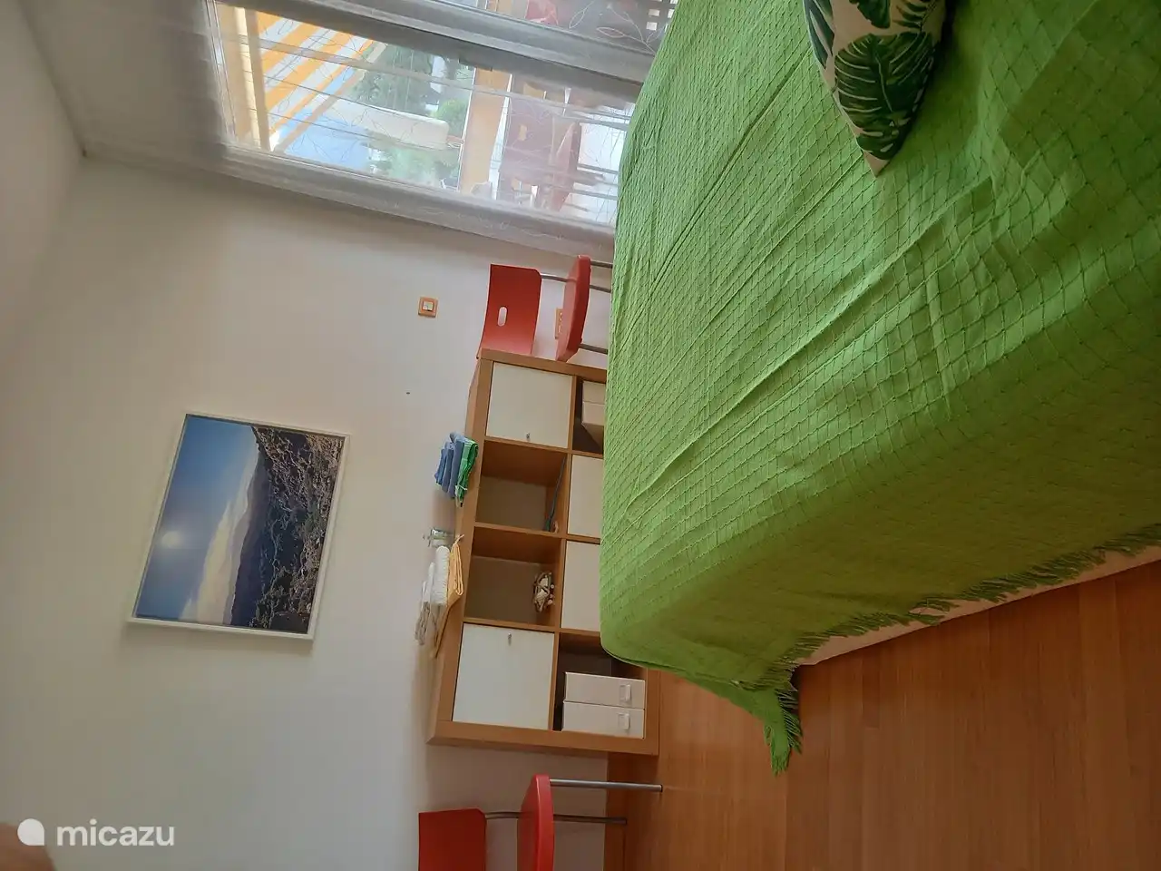 Schlafzimmer mit 2 Einzelbetten.
Bett ist mit Bettdecke gemacht. Das Zimmer verfügt über ein eigenes Bad.