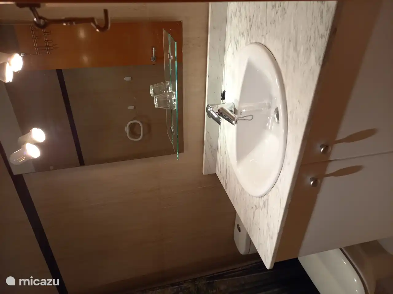 Badezimmer mit Badewanne/Dusche, Toilette und Bidet gehören zum Hauptschlafzimmer.