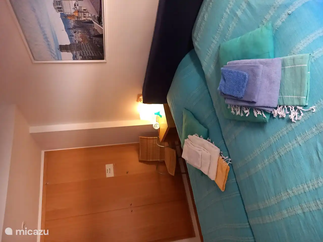 2 Schlafzimmer mit 2 1-Personen-Betten und Nachttisch mit 2 Schubladen und lesen / Dämmerung Licht.
Betten sind mit Decken / Quilts.
Fenster zu öffnen und mit Blick auf die hintere Terrasse.