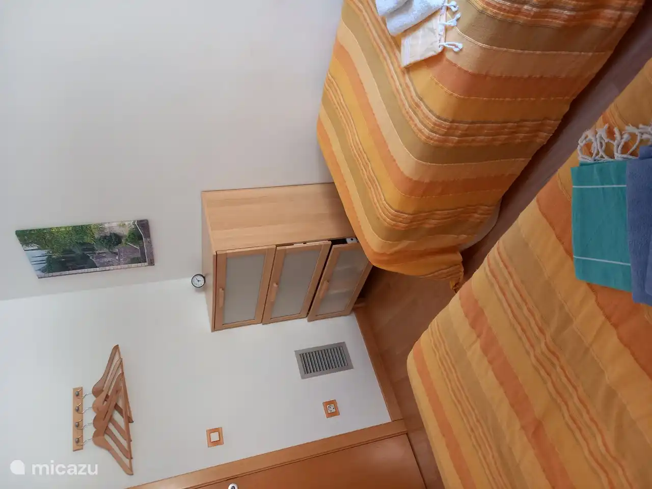 2 Schlafzimmer mit 2 1-Personen Betten und Schränke, Nachttisch mit 2 Schubladen und lesen / Dämmerung Licht.
Beide Decken und Federbetten sind vorhanden.