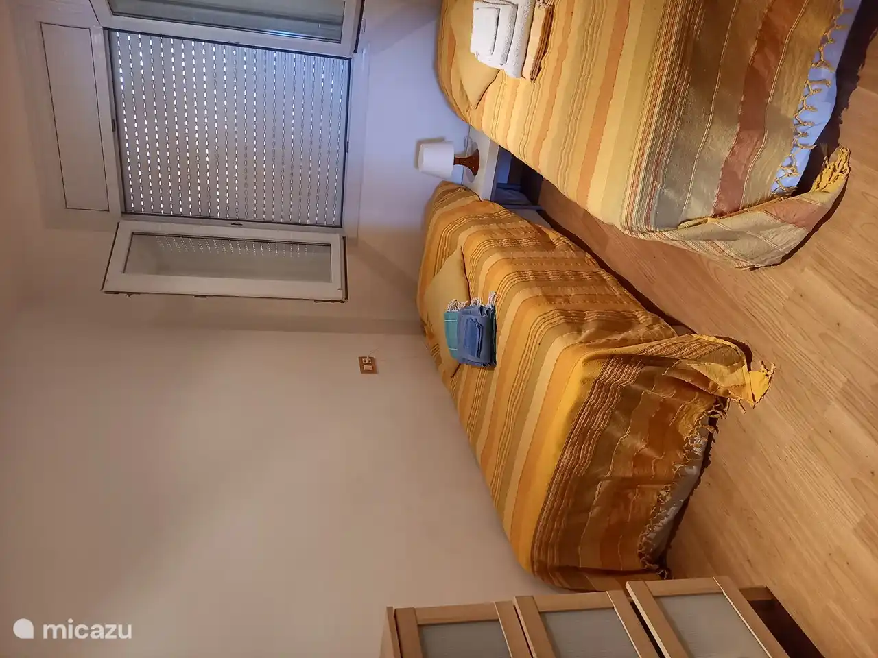 Kleines Schlafzimmer mit 2 1-Personen-Betten und einem 3-Schubladen Kommode.
Tabelle mit Lese / Dämmerung Licht.
Beide Decken und Federbetten sind vorhanden.
Fenster zu öffnen und mit Blick auf die hintere Terrasse.