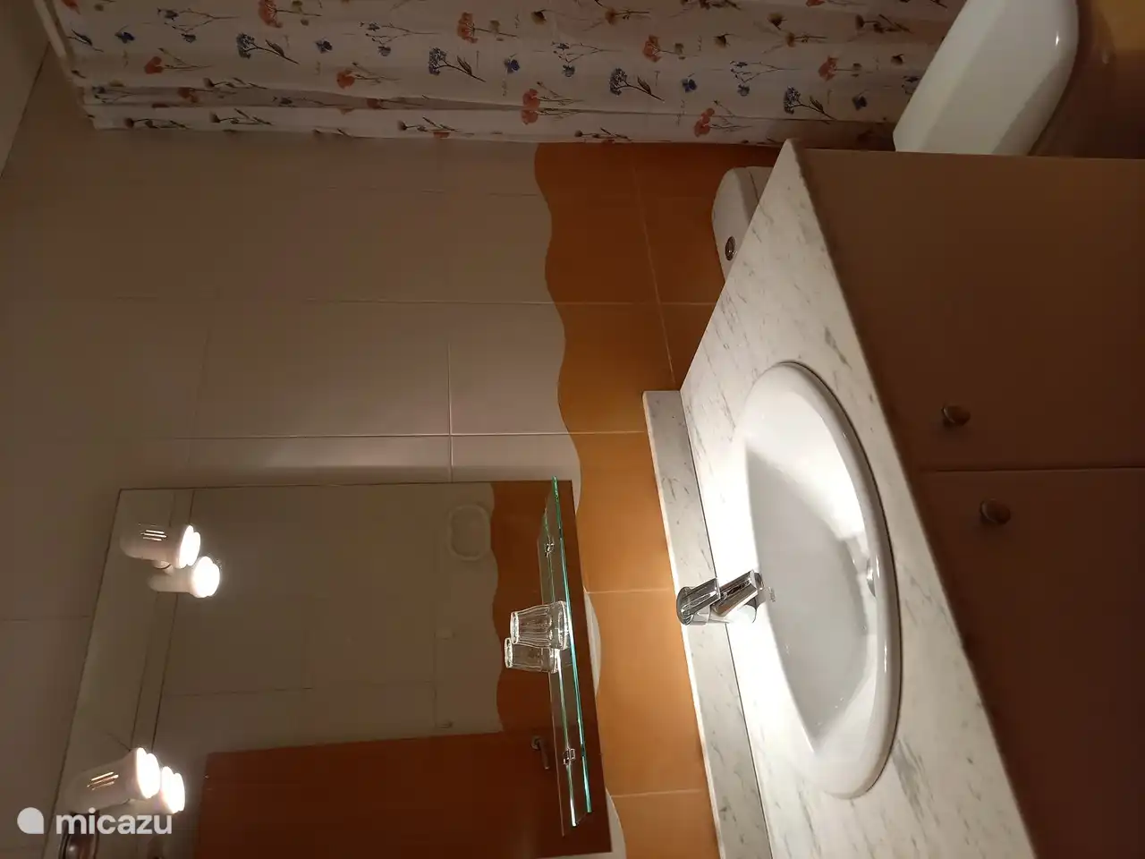 Badezimmer mit Badewanne/Dusche, WC und Bidet vom Flur aus begehbar