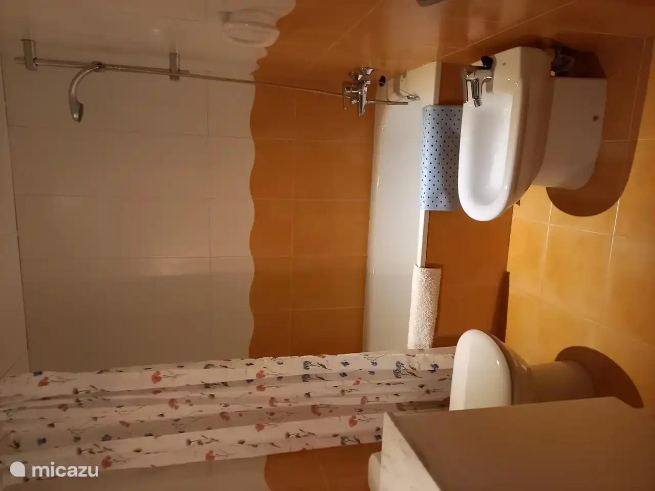 Badezimmer mit Badewanne/Dusche, WC und Bidet vom Flur aus begehbar