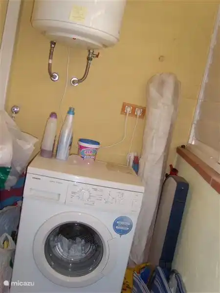 Boiler und Waschmaschine, Sonnenschirm etwas im Hauswirtschaftsraum gefunden werden, durch die Küche zu erreichen, um die hintere Terrasse nach dem Durchgang