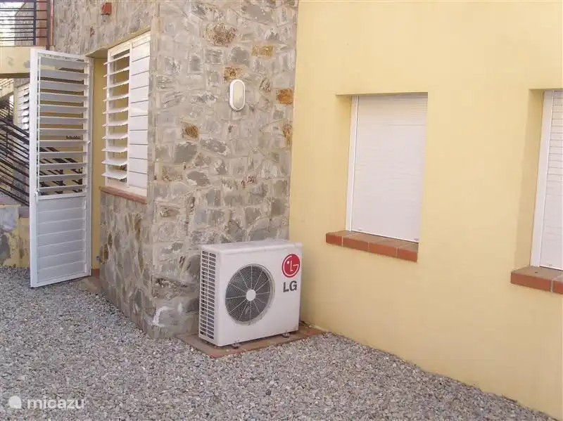 Zurück Terrasse, wo die Luft. Fenster sind die 2 Schlafzimmer.
Erreichbar über die Speisekammer.