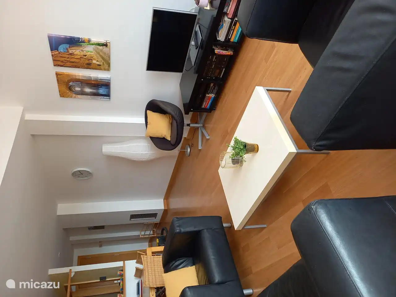 Das geräumige Wohnzimmer mit Blick und Ausgang auf die sonnige und geräumige Balkon