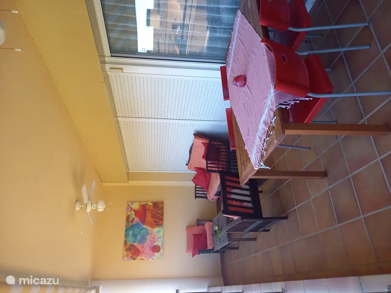 Zusätzliche Esstisch mit 6 Stühlen, um draußen auf dem Balkon essen und genießen die Aussicht und das schöne Wetter.
Auch Lounge-Ecke.