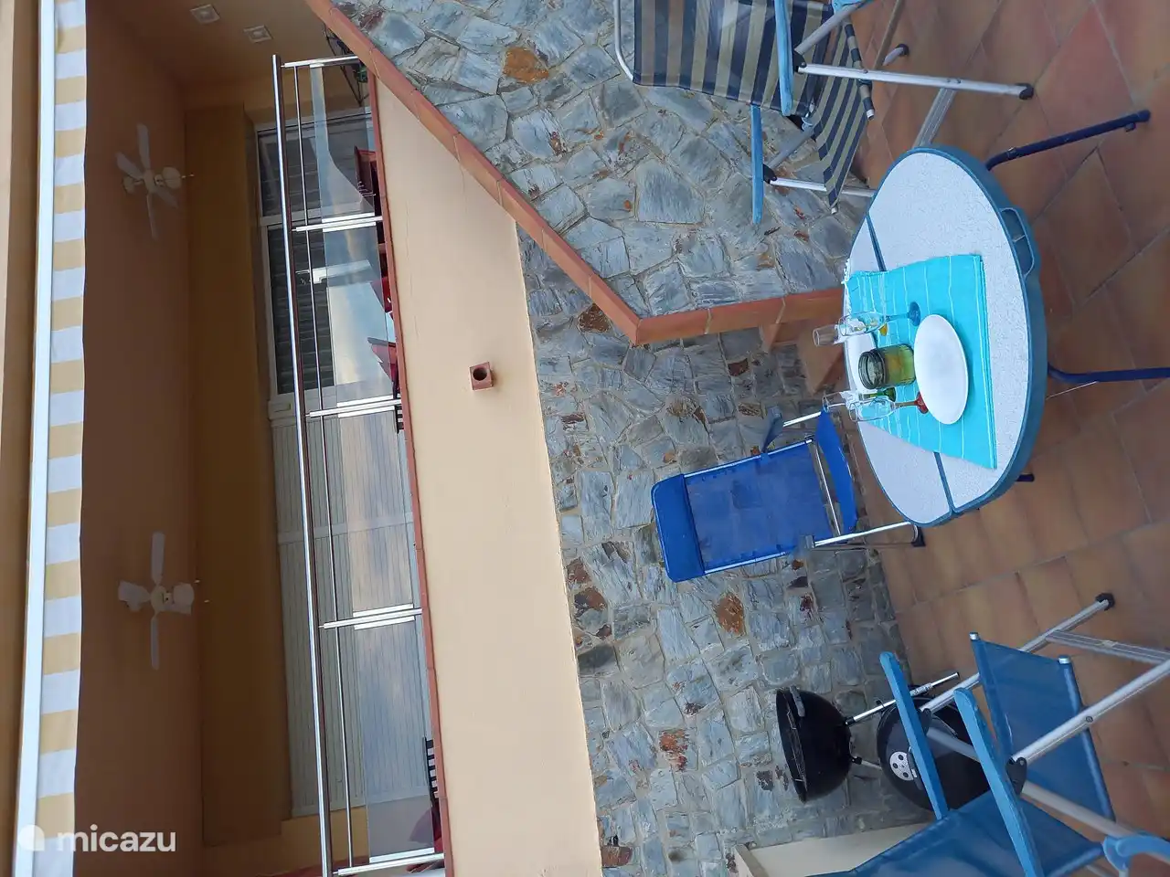 Terrasse im Erdgeschoss, wo Sie grillen und sitzen können