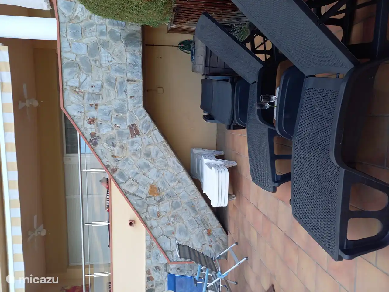 Schöne Sonnenliegen und ein großer Sonnenschirm laden zum Genießen ein