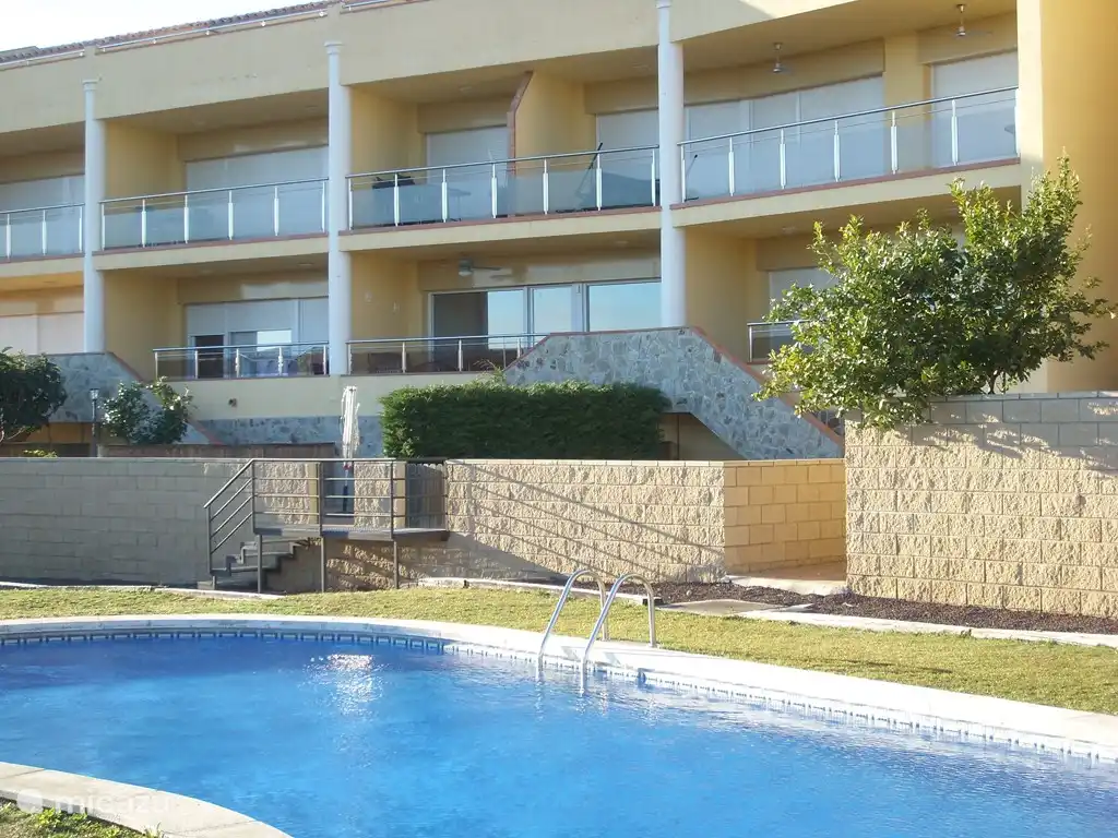 Die Wohnung darunter und in der Mitte gehört uns. Sie gehen vom Balkon zum Gemeinschaftspool.