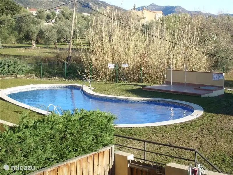 Gemeinschaftspool mit Duschen und Rasen mit Zaun.
Erreichbar vom Balkon, Treppe zur Terrasse, Eisen Treppe hinunter zum Boden, wo der Rasen.