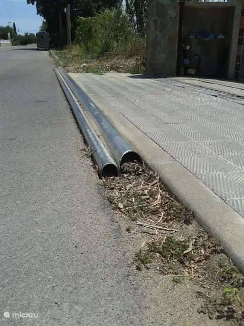 Dies sind Rohre an der Einfahrt/Schwelle, die Zugang zur Tiefgarage hat, so dass der Unterschied minimal ist. Von der Fahrstrecke aus gesehen