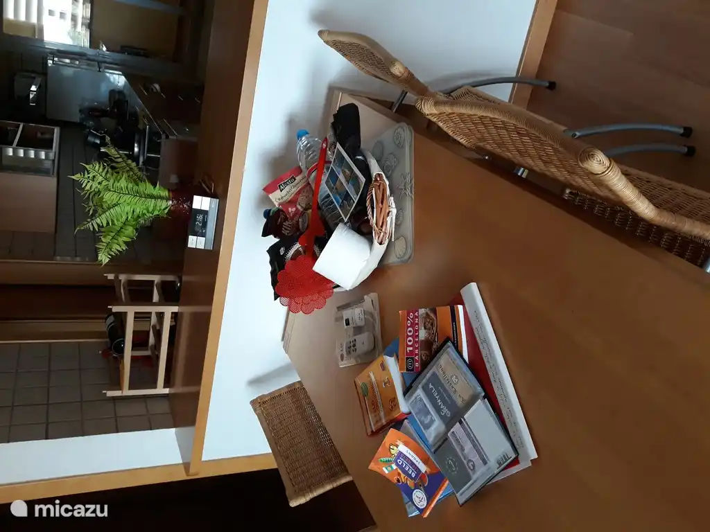 Geräumiger praktischer Essbereich mit 6 Korbstühlen inklusive Willkommenspaket.