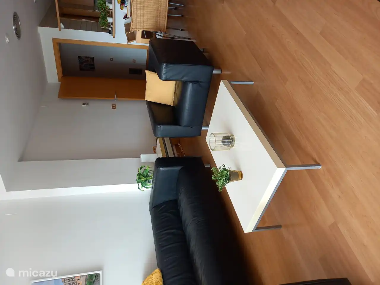 TV-Schrank mit Flachbild-TV, CD-Player, Stereoanlage und 2 Dreh fautieuls