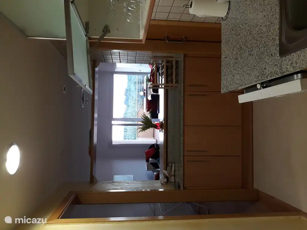 Schöne moderne offene Küche. Ausgestattet mit Spülmaschine, unter anderem.
Cozy Kontakt mit dem Wohnzimmer durch die offene Tür.