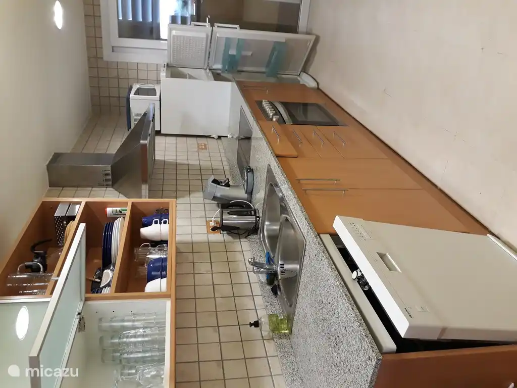 Eine geräumige Küche Spüle mit genügend Arbeitsplätze und Stauraum.