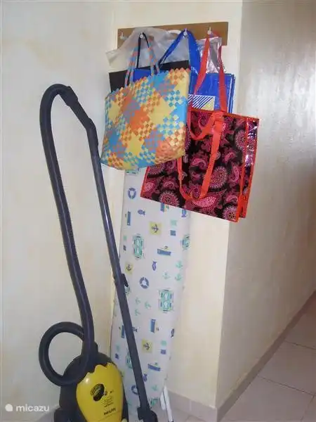 Bügelbrett und Staubsauger