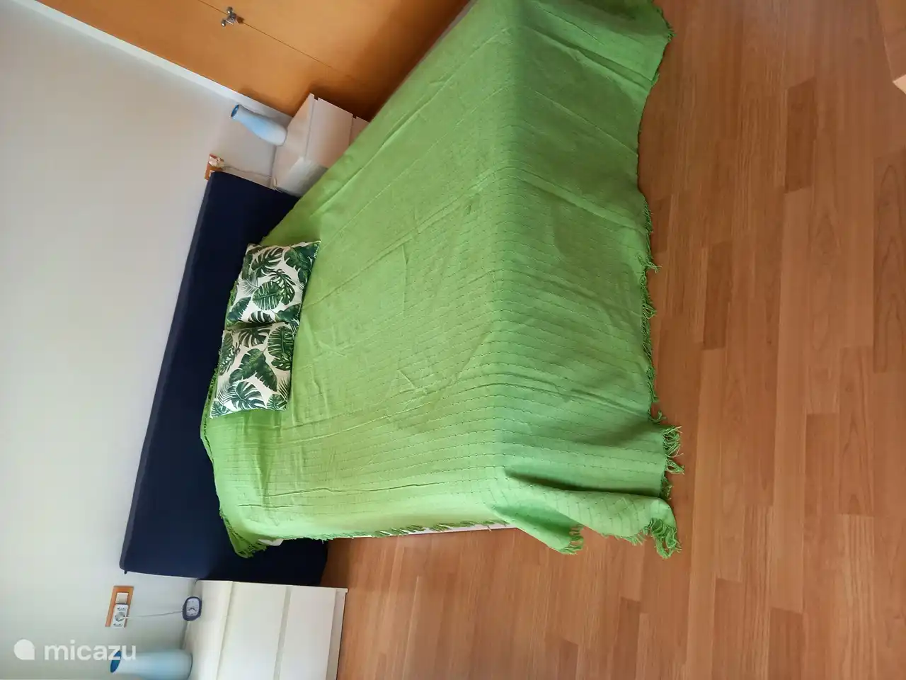 Großes Schlafzimmer mit 160 cm. x 200 cm. Bett und luxuriöses Badezimmer