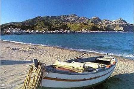 Stranden en zee van Giardini Naxos en La Isola Bella