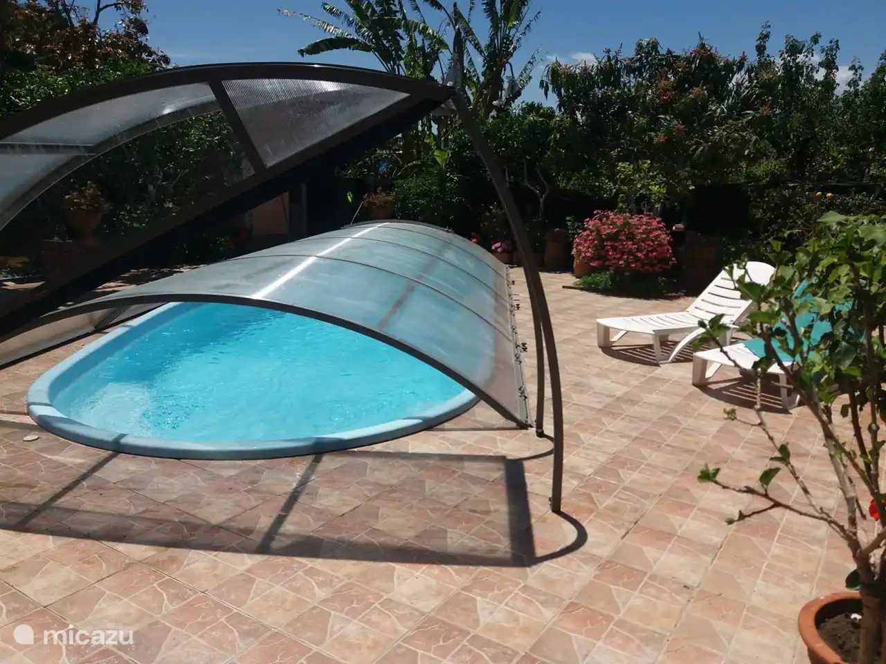 Deze tijdelijke overkapping is er alleen in het voorseizoen : met deze demontabele transparante overkapping kan men -op veler verzoek- in het vroege, iets koelere voorseizoen tóch altijd zwemmen. De voorjaarszon maakt het water warm. In het hoogseizoen is het water warm en verdwijnt de overkapping.