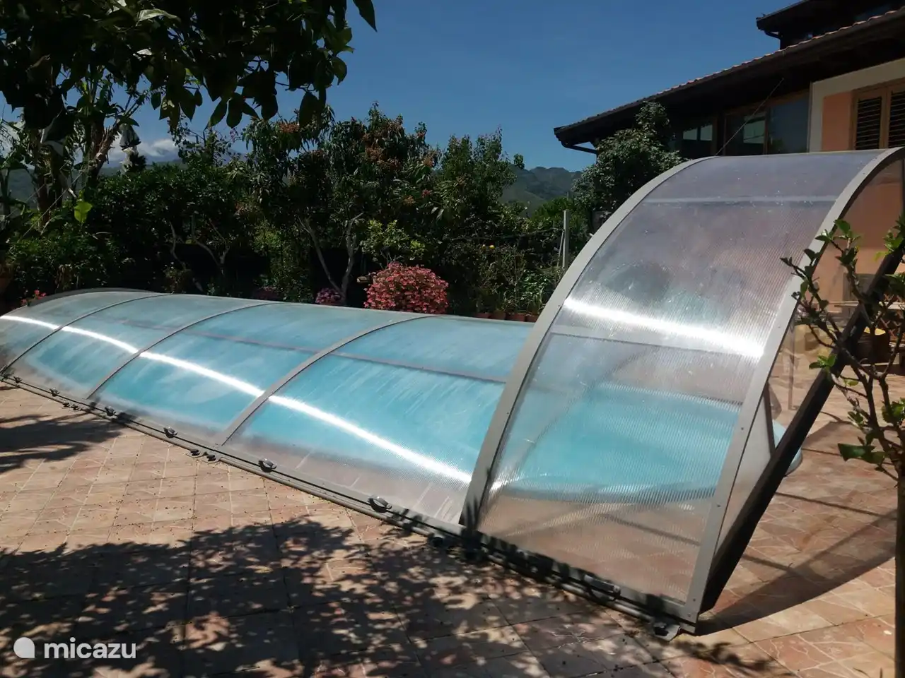 Deze tijdelijke overkapping is er alleen in het voorseizoen : met deze demontabele transparante overkapping kan men -op veler verzoek- in het vroege, iets koelere voorseizoen tóch altijd zwemmen. De voorjaarszon maakt het water warm. In het hoogseizoen is het water warm en verdwijnt de overkapping.