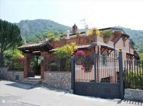 Frontansicht des freistehende Villa Pagano