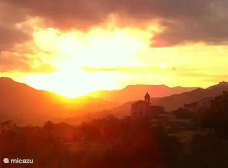 Der Blick auf das Dorf Gaggi im Abendlicht (von der Terrasse direkt zu den Zimmern)