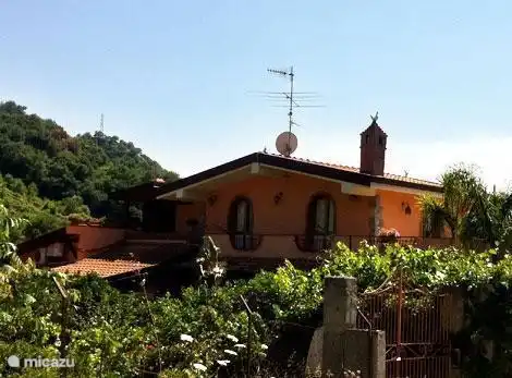 Seitenansicht der Villa, von Zitronen-und Orangenbäumen umgeben