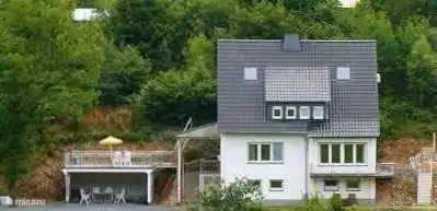 Gesicht des Hauses von der berühmten flachen Radweg Radring. Viel Platz und Terrassen. Verbunden mit Wald entlang der Ober-und Unterseite entlang schöne Wandergebiete.