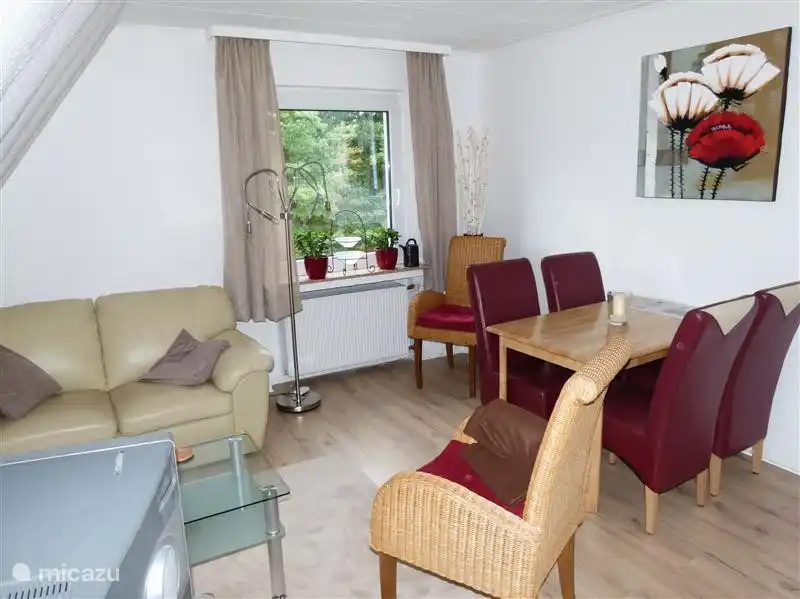 Geräumiges Schlafzimmer (2) mit einem 2-Bett und 1 Einzelbett mit Ausziehbett. Schöne Aussichten auf 2 Seiten des Schlafzimmers.