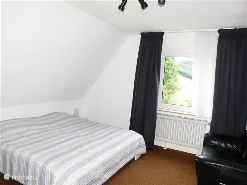 Sitzecke im Wohnzimmer mit offener Küche. Sitzecke, TV (Hollandisch (10), Deutsche und Englische Canalen) und Essbereich. Panoramablick von 2 Seiten.