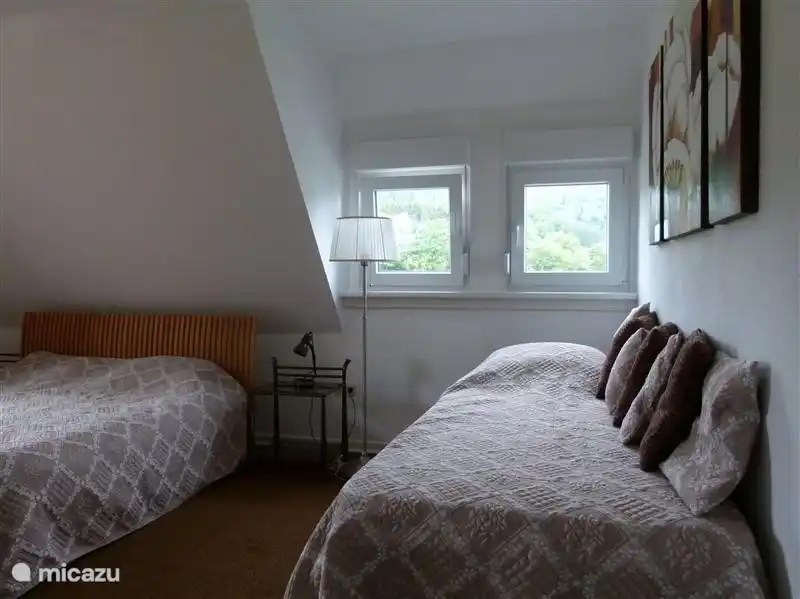 Geräumiges Schlafzimmer (1) 2-Bett, Sitzecke und eine herrliche Aussicht.