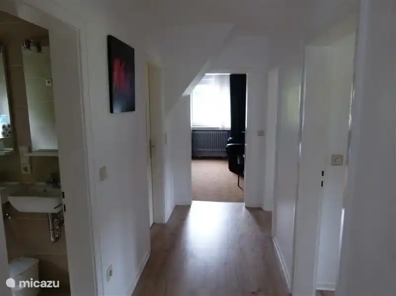 Nahaufnahme großer Carport mit Dachterrasse geben Sie bei schlechtem und gutem Wetter draußen sitzen kann.