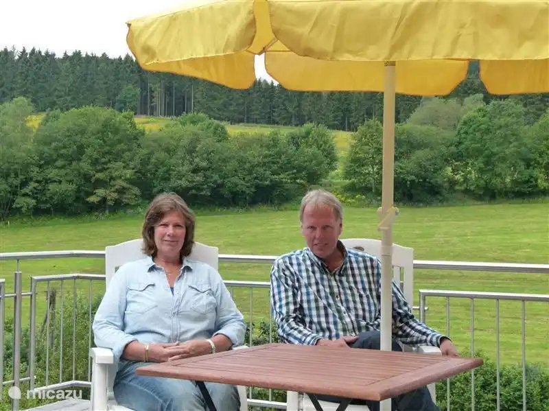 Das Hotel liegt am Ortsrand direkt an Wäldern, Bächen, Wanderwege und Radwege (Sauerland Radring). Von den Terrassen mit einem herrlichen Panoramablick. Die Wohnung ist nur zu bewohnen und ist auf einem Grundstück von 2000 m2.