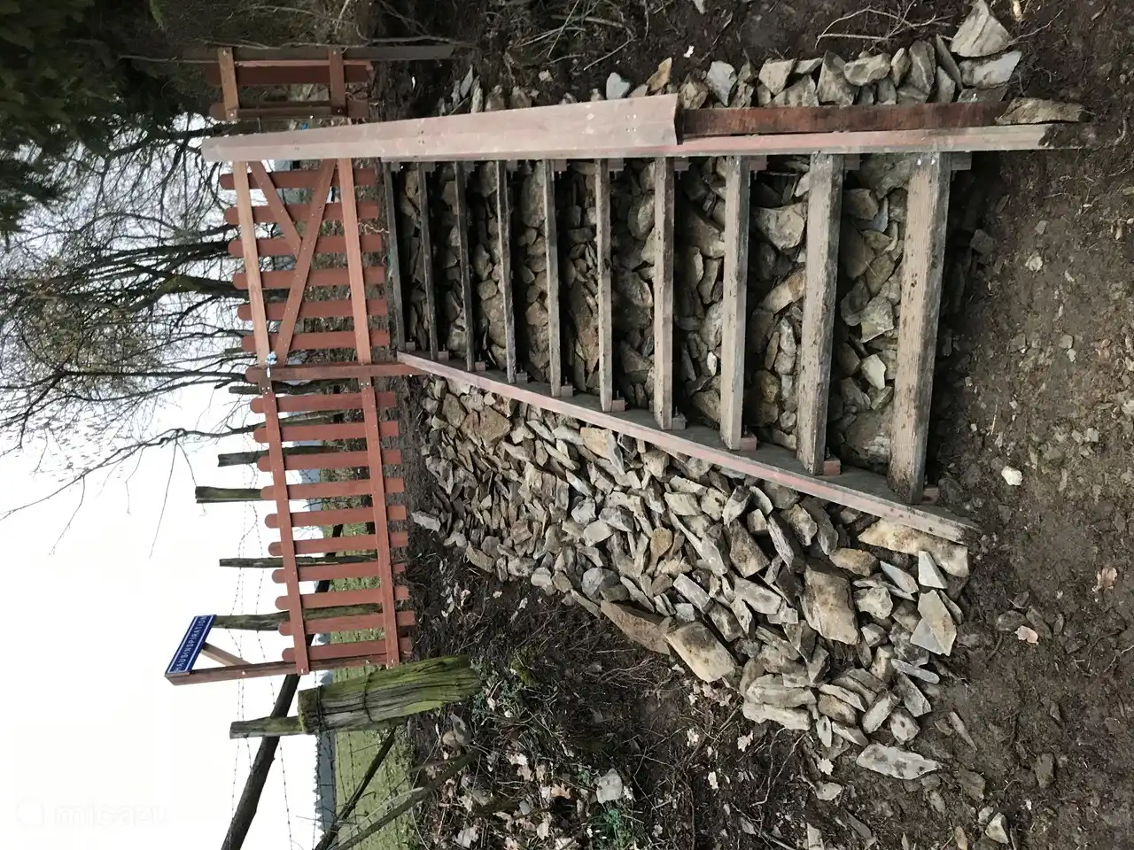 Toegangstrap met terras aan de andere kant van de berg. Dit pad gaat via mooi wandelpad naar het dorp. 