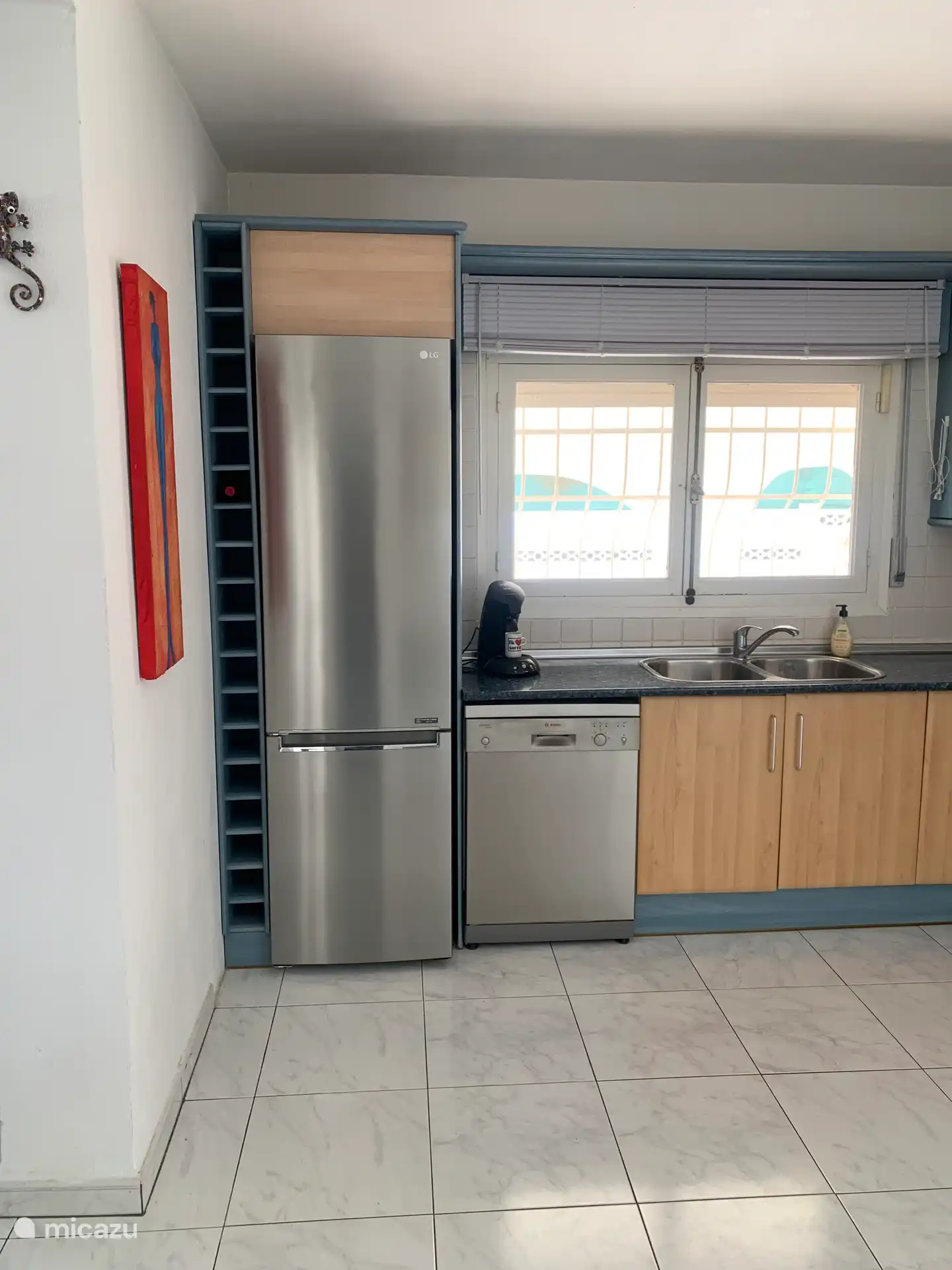 Een grote koelkast en vaatwasser en een zeer complete inrichting om lekker te koken. 