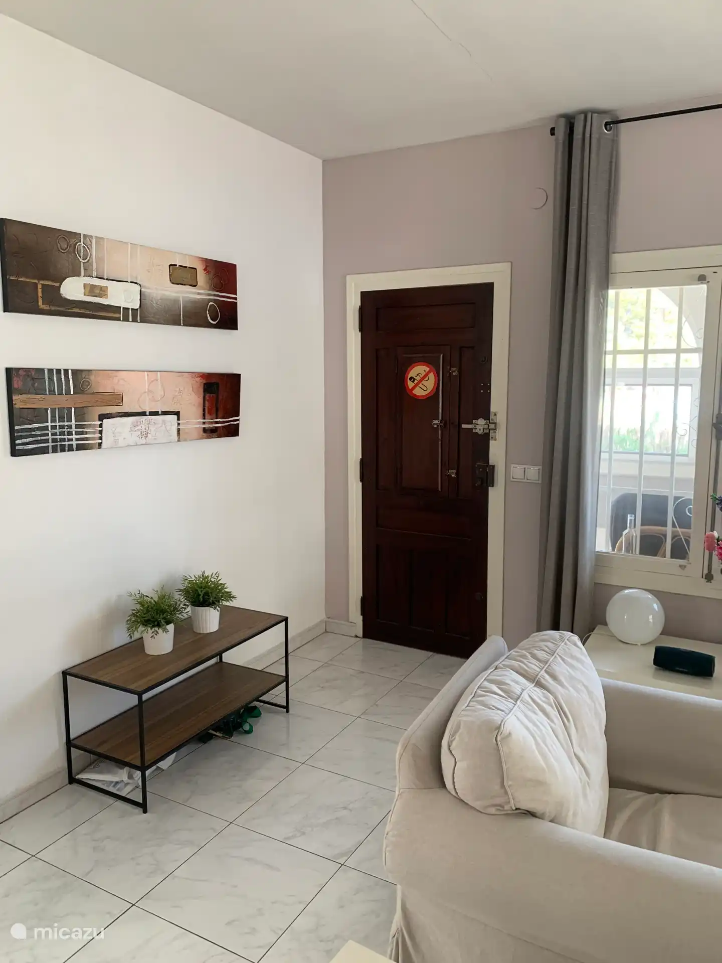 Je komt de huiskamer binnen via deze deur