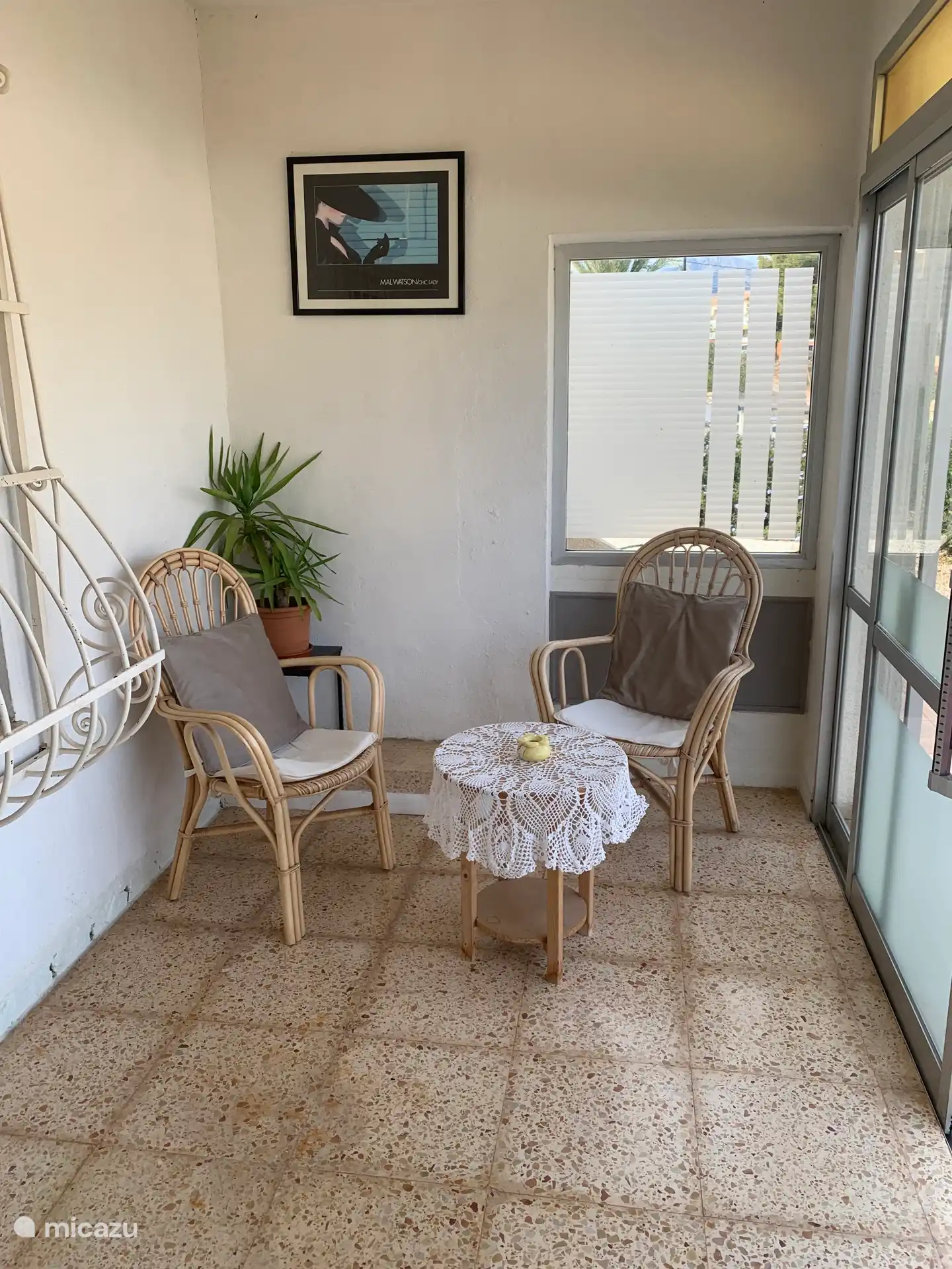 Zithoekje in de overdekte waranda