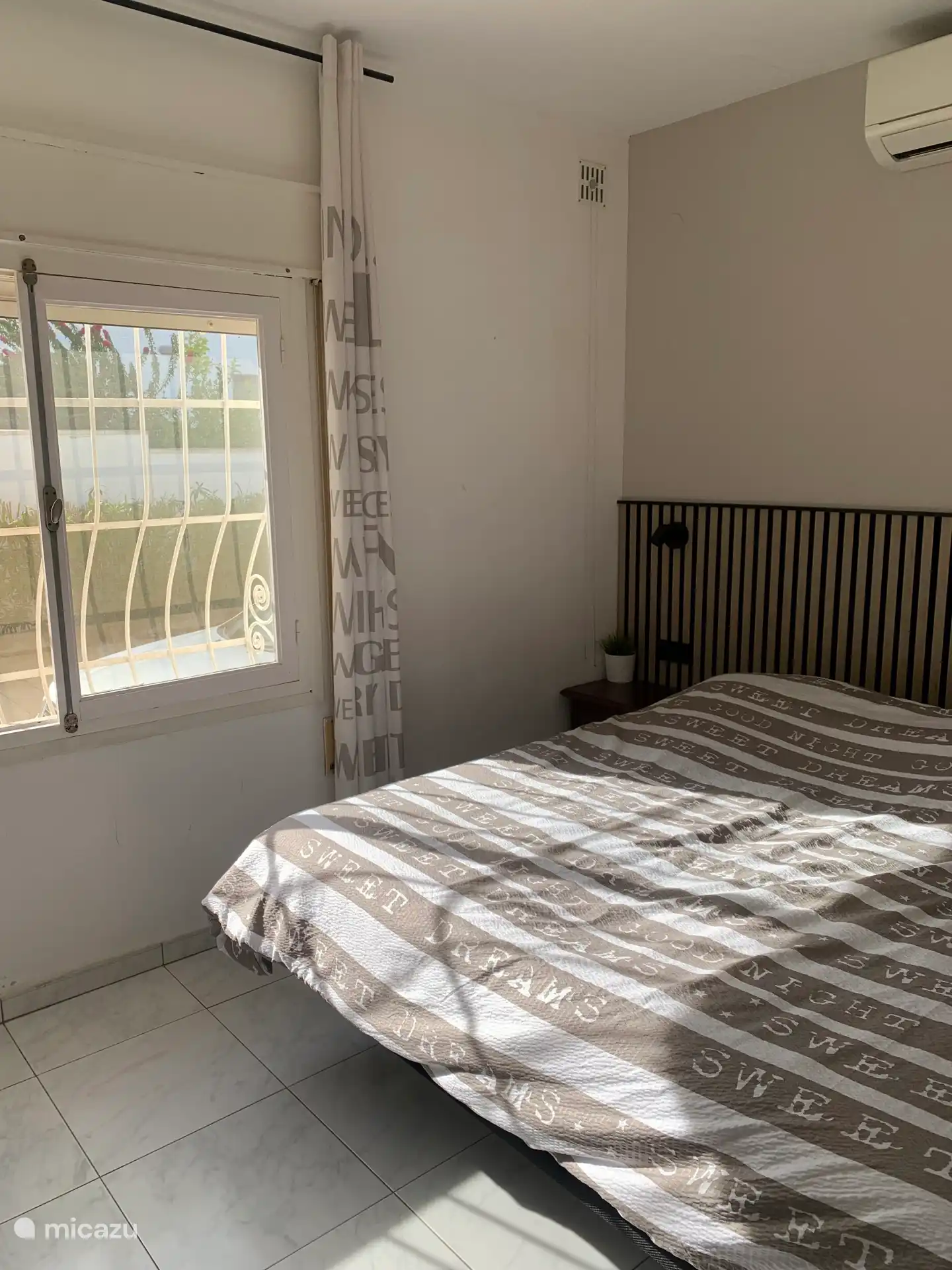 De masterbedroom . Bed 1.80-2.00. Er is een grote inbouw kledingkast aanwezig. 