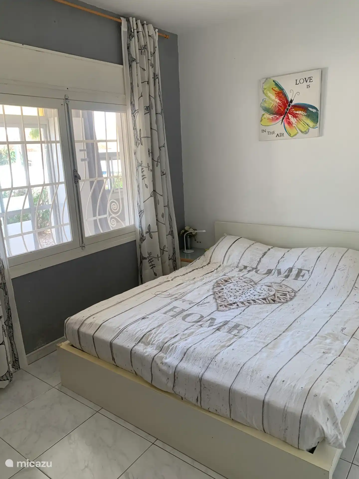 De tweede slaapkamer met 1 tweepersoonsbed van 1.60-200 met een grote inbouw kledingkast