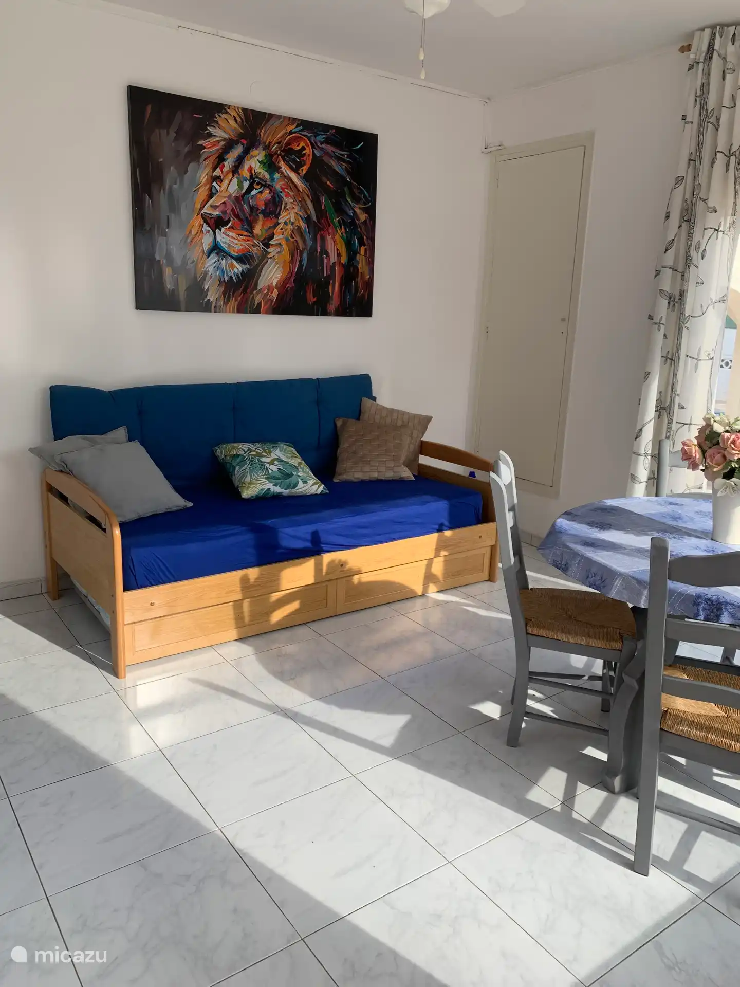 Eenpersoonsbed dus kan als derde slaapkamer gebruikt worden in de winter is het de eetkamer