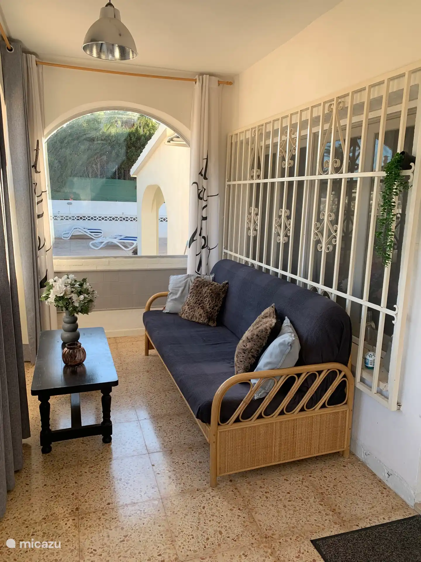 De waranda bij binnenkomst. De zon staat hier altijd, erg lekker om een boekje te lezen. 