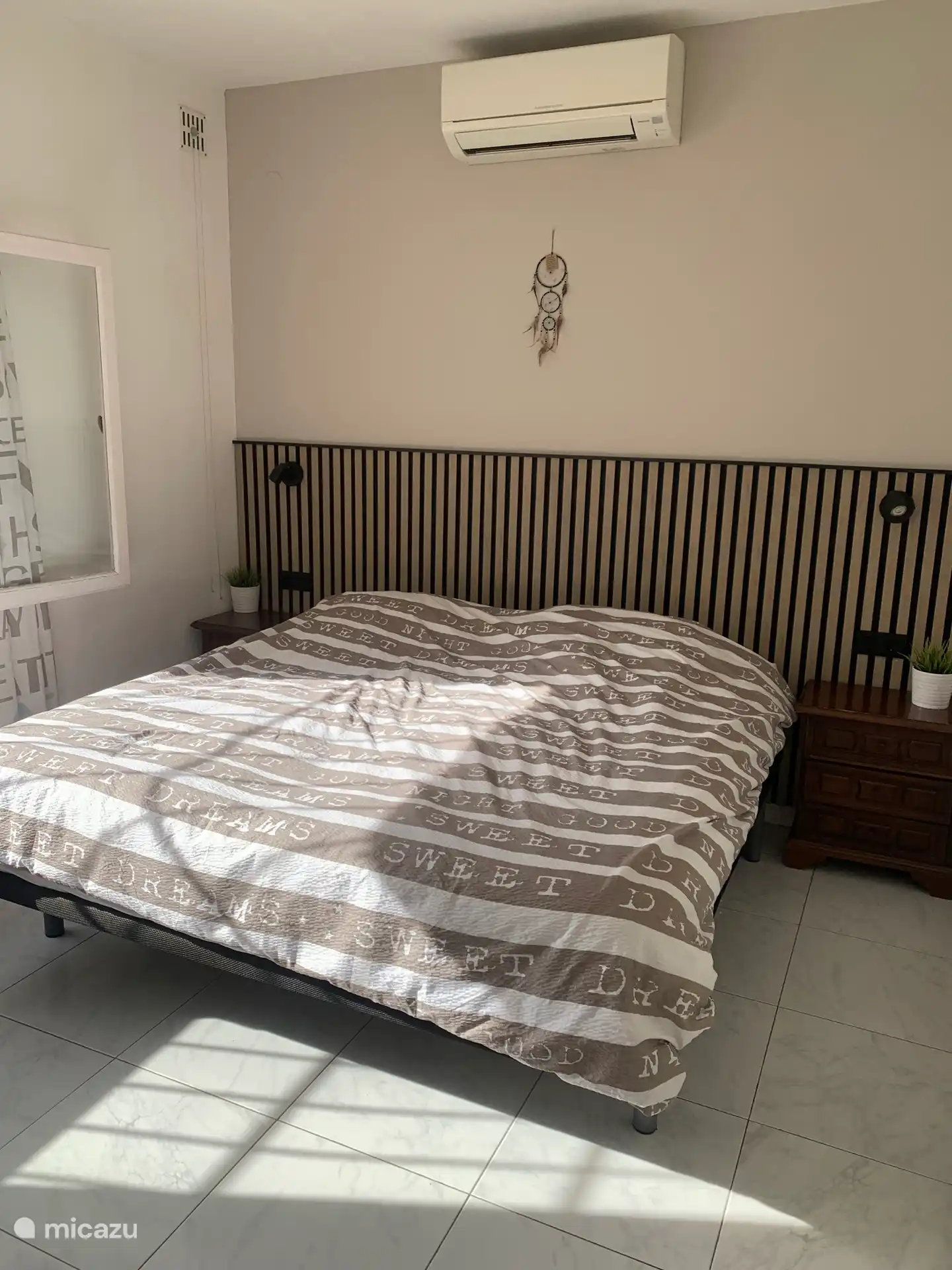 Master bedroom met airco en grote inbouwkast