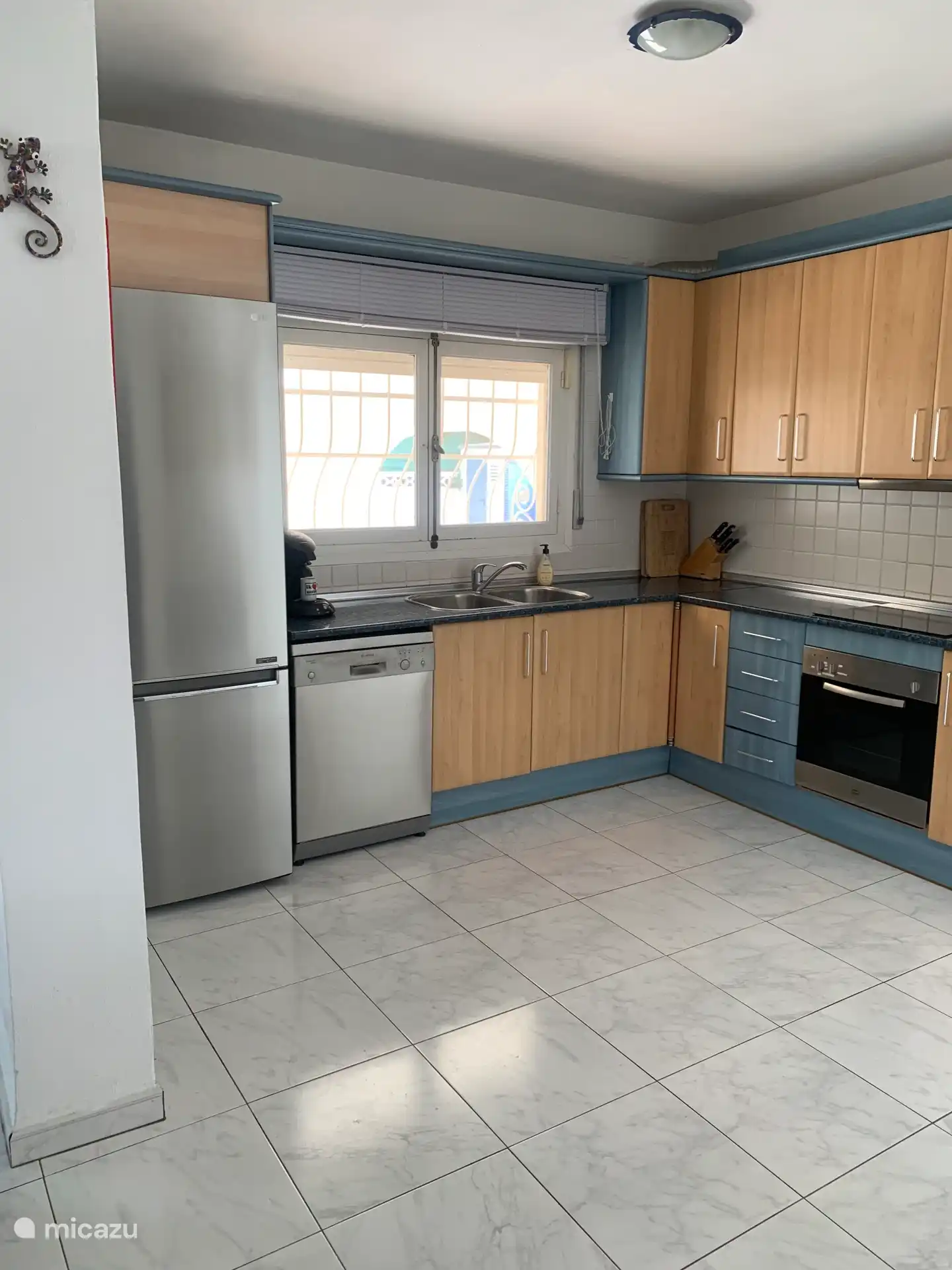 De keuken met grote koelkast en vriezer en vaatwasser. Keuken is heel compleet qua servies etc. 