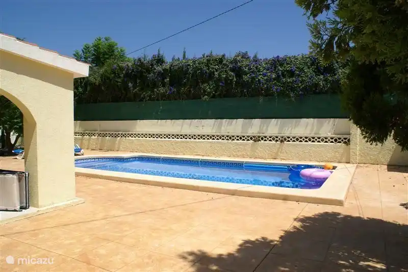 La piscina completa con iluminación para natar por la tarde.
8x4x2 metros con escaleras de entrada romanas.