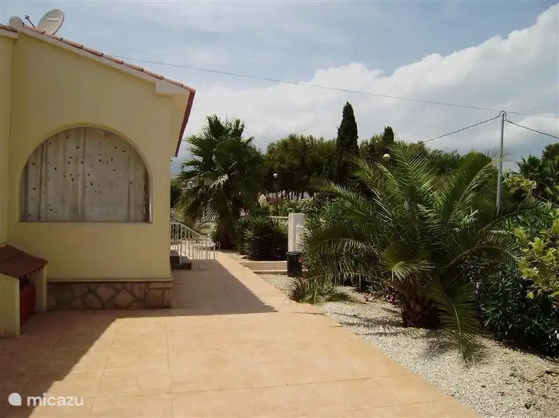 La entrada desde el otro lado.