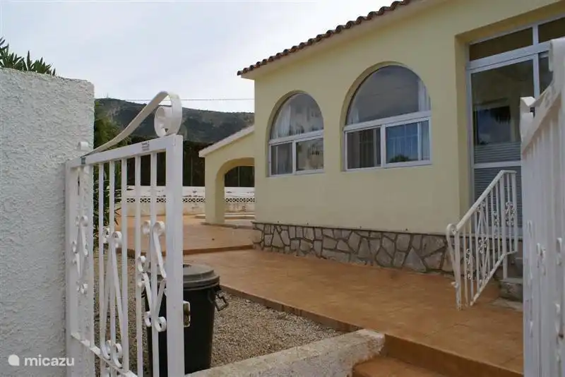 En la entrada, entras en la waranda cubierta.