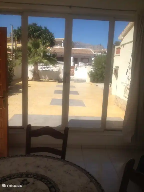 Entrada donde puedes aparcar el coche en el lugar.