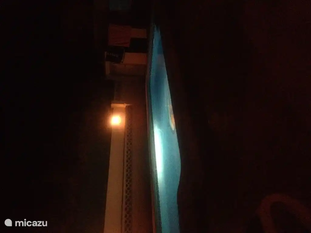 Piscina por la noche con iluminación